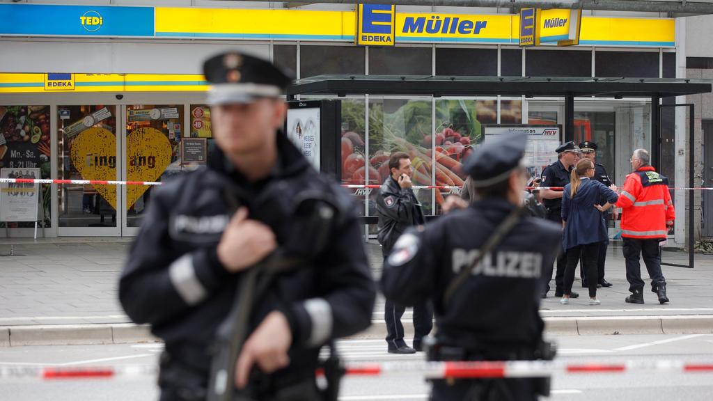 ARCHIV - 28.07.2017, Hamburg: Einsatzkräfte der Polizei sperren nach einer Messerattacke in einem Supermarkt den Tatort ab. Am 1. März soll das Urteil verkündet werden. Die Bundesanwaltschaft wirft dem ausreisepflichtigen Asylbewerber Mord sowie vers