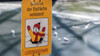 27.02.2018, Nordrhein-Westfalen, Düsseldorf: "Betreten der Eisfläche verboten! Lebensgefahr" steht auf einem Warnschild am Kö-Graben. Foto: Federico Gambarini/dpa +++ dpa-Bildfunk +++