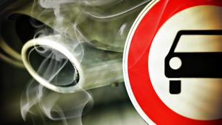 Verbotsschild und Autoauspuff mit Abgasen, Diesel-Fahrverbot  