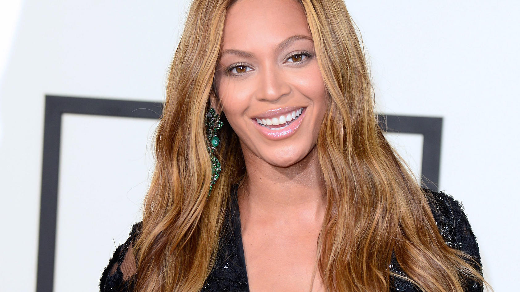 Die US-Sängerin Beyonce kommt am 08.02.2015 in Los Angeles (USA) zur 57. Grammy-Verleihung. (zu dpa «Beyoncé unterstützt Trinkwasserversorgung für Kinder in Burundi» vom 30.06.2017) Foto: Michael Nelson/EPA/dpa +++(c) dpa - Bildfunk+++