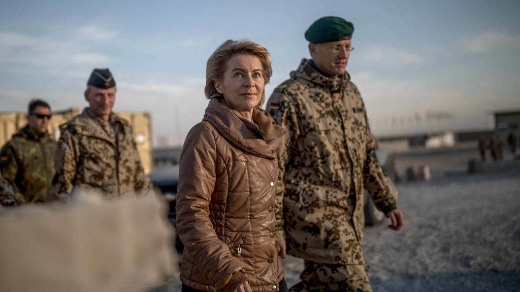 ARCHIV - 19.12.2017, Afghanistan, Masar-i-Scharif: Verteidigungsministerin Ursula von der Leyen (CDU) geht im Feldlager Camp Marmal neben Soldaten. Von der Leyen hielt sich zum traditionellen vorweihnachtlichen Truppenbesuch in Afghanistan auf. (zu d