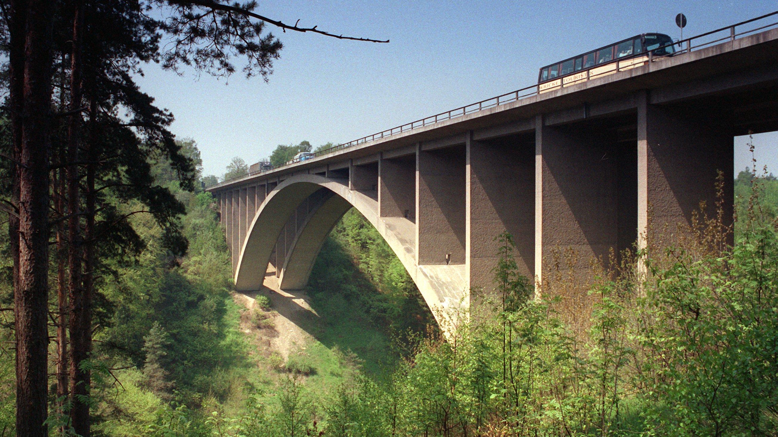 Von dieser Brücke über das Teufelstal am Hermsdorfer Kreuz wurde die kleine Stephanie 1991 geworfen.
