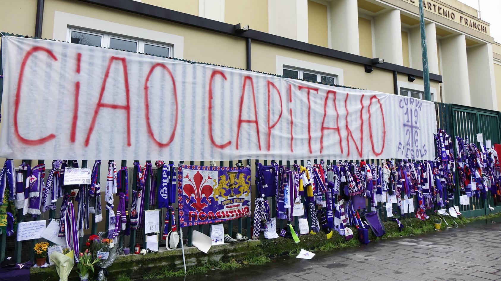 Auf dem Club-Gelände des AC Florenz  trauern die Fans um den verstorbenen Mannschaftskapitän Davide Astori