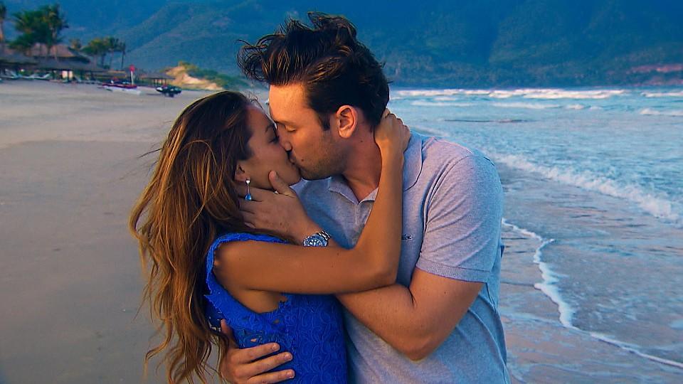 Kristina und Daniel genießen einen romantischen Strandspaziergang vor der allerletzten "Nacht der Rose".
