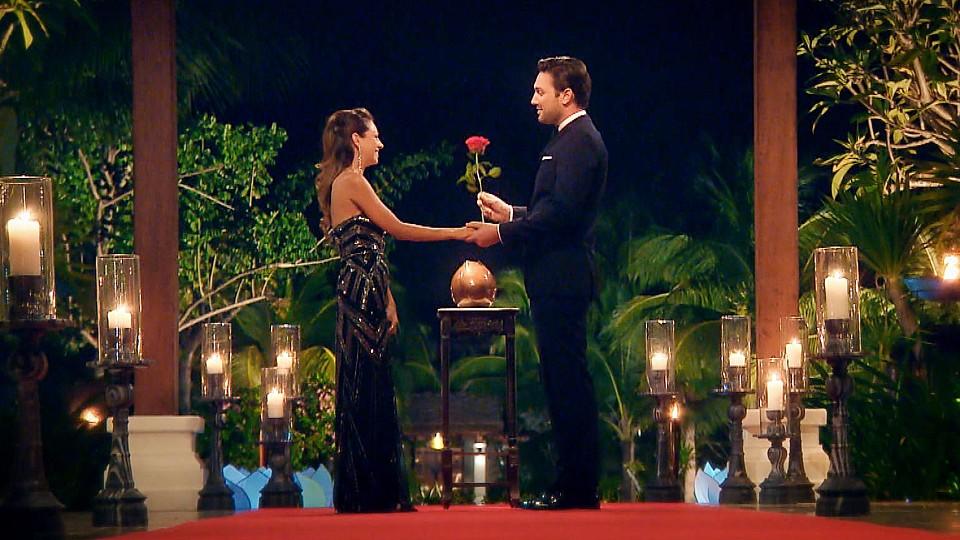 Daniel überreicht aufgeregt seine letzte Rose an die Dame, die sein Herz erobert hat - Kristina. 