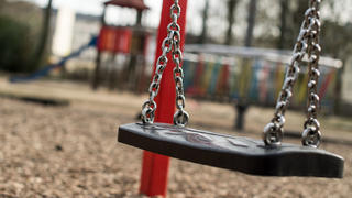 ARCHIV - 01.03.2018, Nordrhein-Westfalen, Aachen: Eine Schaukel auf einem Kinderspielplatz im Westpark. Ein 53-Jähriger soll unter anderem hier ätzenden Rohrreiniger ausgestreut haben. Er muss sich vor dem Landgericht verantworten, am Freitag soll das Urteil verkündet werden. Foto: Marius Becker/dpa +++ dpa-Bildfunk +++