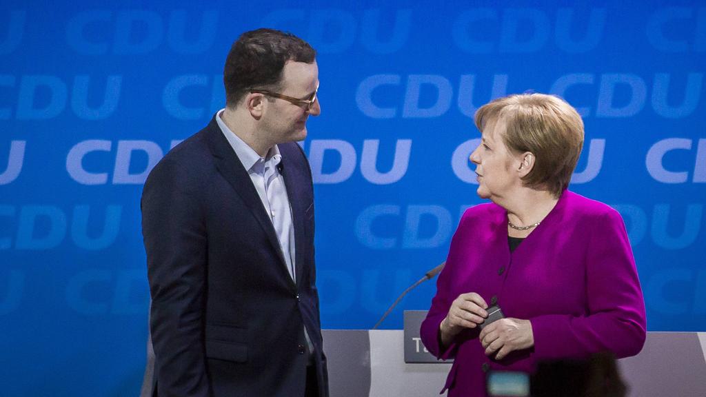 Bundeskanzlerin Angela Merkel, CDU, unterhaelt sich mit Jens Spahn, designierter Gesundheitsminister, im Rahmen des 30. Parteitags der CDU Deutschland in Berlin, 26.02.2018. Berlin Deutschland *** German Chancellor Angela Merkel CDU is holding health