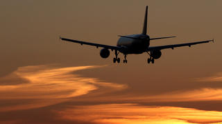 ARCHIV - ILLUSTRATION - 10.11.2014, Nordrhein-Westfalen, Düsseldorf: Ein Flugzeug während des Sonnenuntergangs im Landeanflug.  (zu dpa vom 05.03.2018) Foto: Kevin Kurek/dpa +++ dpa-Bildfunk +++