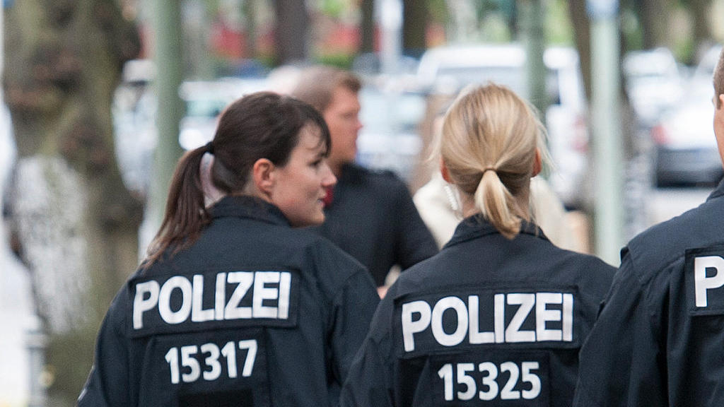Polizisten gehen am 30.07.2015 in Berlin am Olivaer Platz. Dort war es am 29.07.2015 gegen 21 Uhr zu einem Schußwechsel gekommen. Aus einem dunklen Fahrzeug heraus wurde auf zwei Männer geschossen. Einer der Männer schoss daraufhin zurück. Dabei wurd
