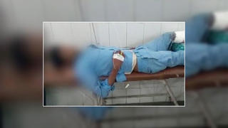 Dieses Bild schockiert derzeit Indien und die Welt: Ein Mann liegt auf einer Liege, sein amputiertes Bein wurde als Kopfstütze verwendet.  Das Bild wurde aus Pietätsgründen unkenntlich gemacht.