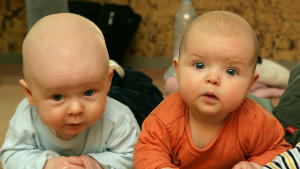 In einer Kindertagesstätte in Frankfurt (Oder) krabbeln Babys auf einer Decke, aufgenommen am 20.02.2007. Foto: Patrick Pleul +++(c) dpa - Report+++
