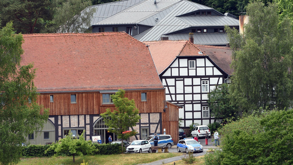 ARCHIV - 18.06.2015, Hessen, Schlitz: Polizeifahrzeuge stehen vor dem "Hofgut Sassen" in Schlitz. Der Sohn von Schrauben-Milliardär Reinhold Würth war in Osthessen entführt worden, nach kurzer Zeit aber wieder freigekommen. Würth lebt im "Hofgut Sass