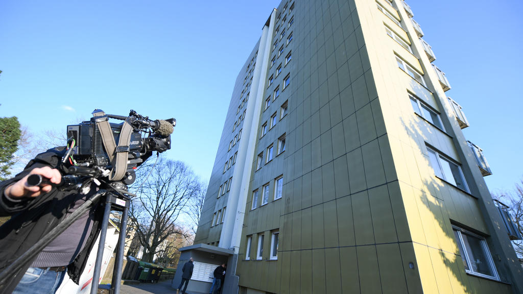 14.03.2018, Hessen, Offenbach: Ein Kameramann filmt ein Hochhaus an der Offenbacher Rhönstraße. Knapp drei Jahre nach der Entführung des Sohns des Industriellen Würth sollen Spezialeinheiten der Polizei am Mittwoch den mutmaßlichen Entführer in dem H
