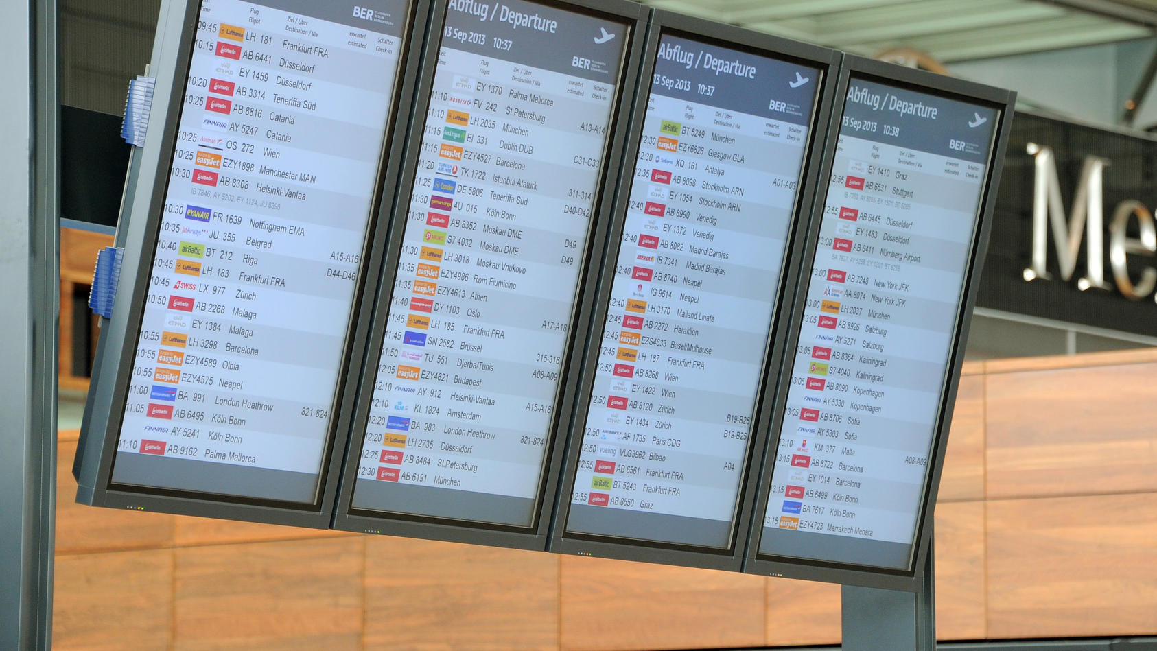 Flughafen BER - Monitore werden ausgetauscht.