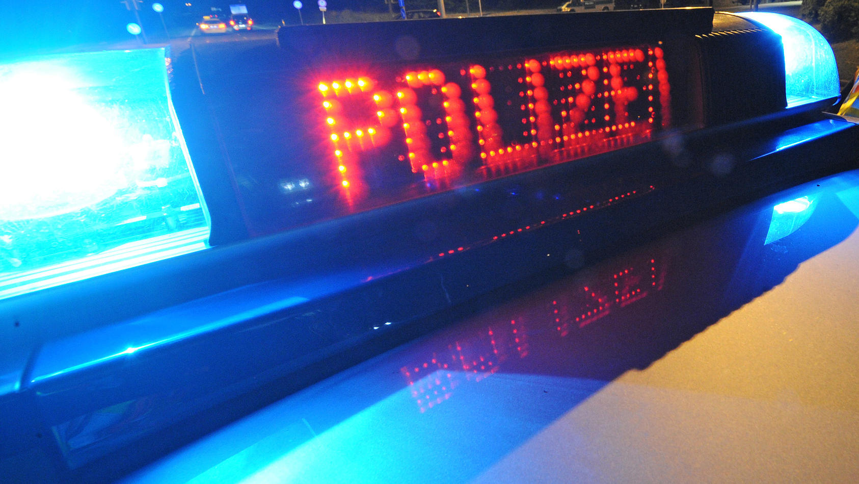 ARCHIV - SYMBOLBILD - Die Aufschrift «Polizei» leuchtet am 08.05.2011 in Friedrichshafen am Bodensee (Baden-Württemberg) an einem Polizeifahrzeug. (zu dpa «Ermittlungen gegen Polizeibeamte wegen Körperverletzung im Amt» vom 05.04.2017) Foto: Patrick 