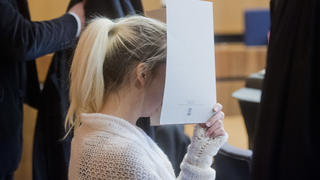 Die Angeklagte Tizia L. sitzt am 18.01.2017 im Gerichtssaal im Landgericht in Hildesheim (Niedersachsen).