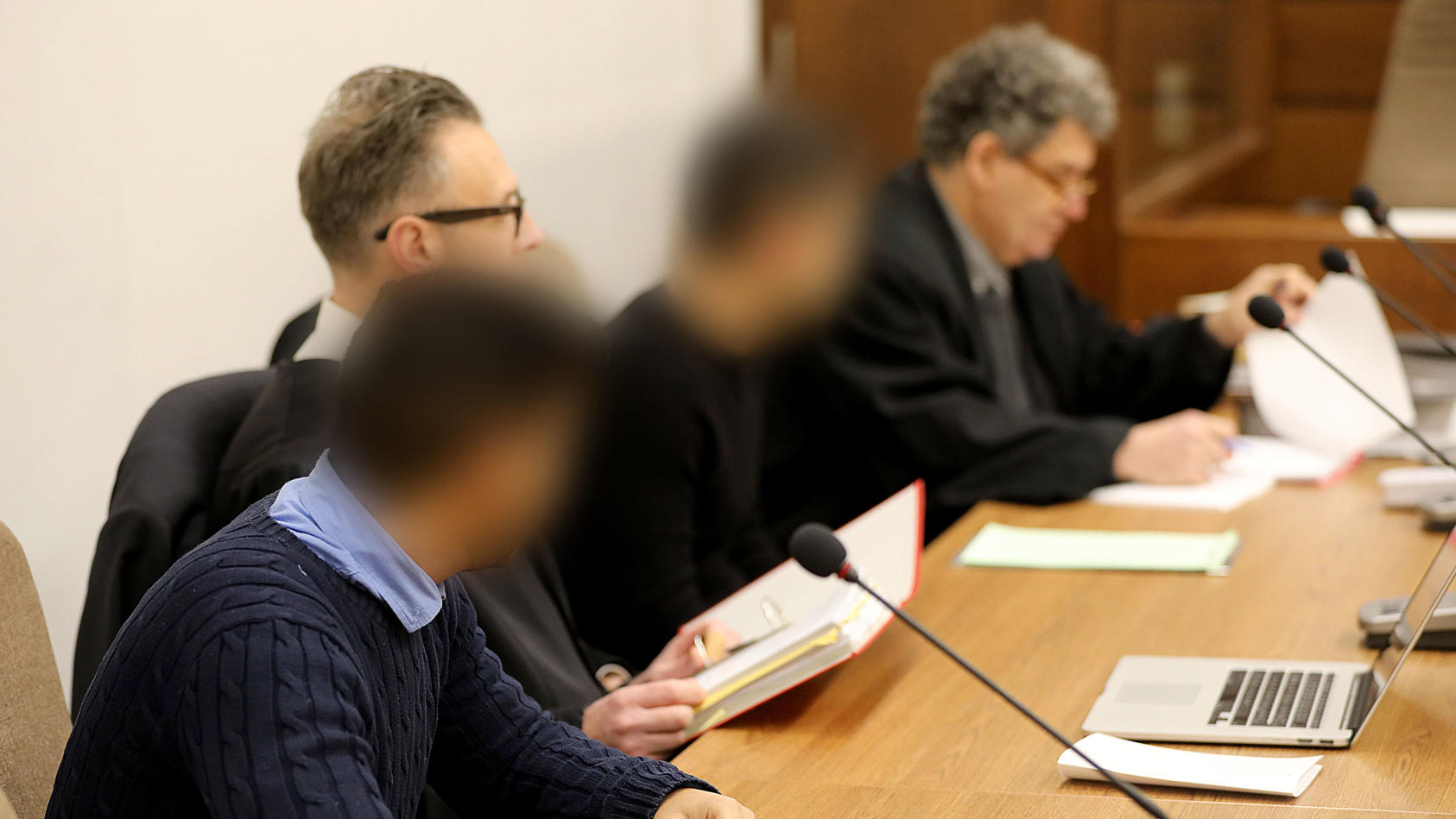 Die Angeklagten sitzten am 06.12.2017 in Köln (Nordrhein-Westfalen) im Landgericht neben ihren Anwälten auf der Anklagebank. Der Tod einer Radfahrerin bei einem illegalen Autorennen hat erneut das Kölner Landgericht beschäftigt. Eine Kammer des Geric