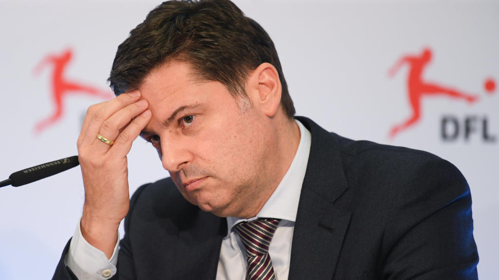 22.03.2018, Hessen, Frankfurt am Main: DFL-Geschäftsführer Christian Seifert greift sich während einer Pressekonferenz im Anschluss an die Mitgliederversammlung der Deutschen Fußball Liga (DFL) am Frankfurter Flughafen an den Kopf. Die 36 deutschen F
