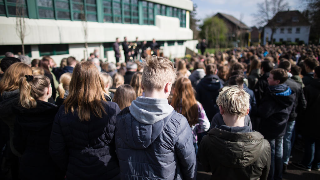 ARCHIV - 24.03.2017, Nordrhein-Westfalen, Haltern: Schüler stehen am Joseph König Gymnasium bei einer Gedenkfeier vor einer Gedenktafel. (zu dpa vom 24.03.2018) Foto: Marcel Kusch/dpa +++ dpa-Bildfunk +++