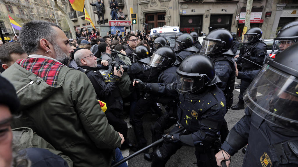 25.03.2018, Spanien, Barcelona: Polizisten stoßen mit Demonstranten zusammen, die für die Unabhängigkeit Kataloniens sind, und in Richtung des spanischen Regierungsgebäudes marschieren. Die Demonstranten verlangen die Entlassung katalanischer Politik