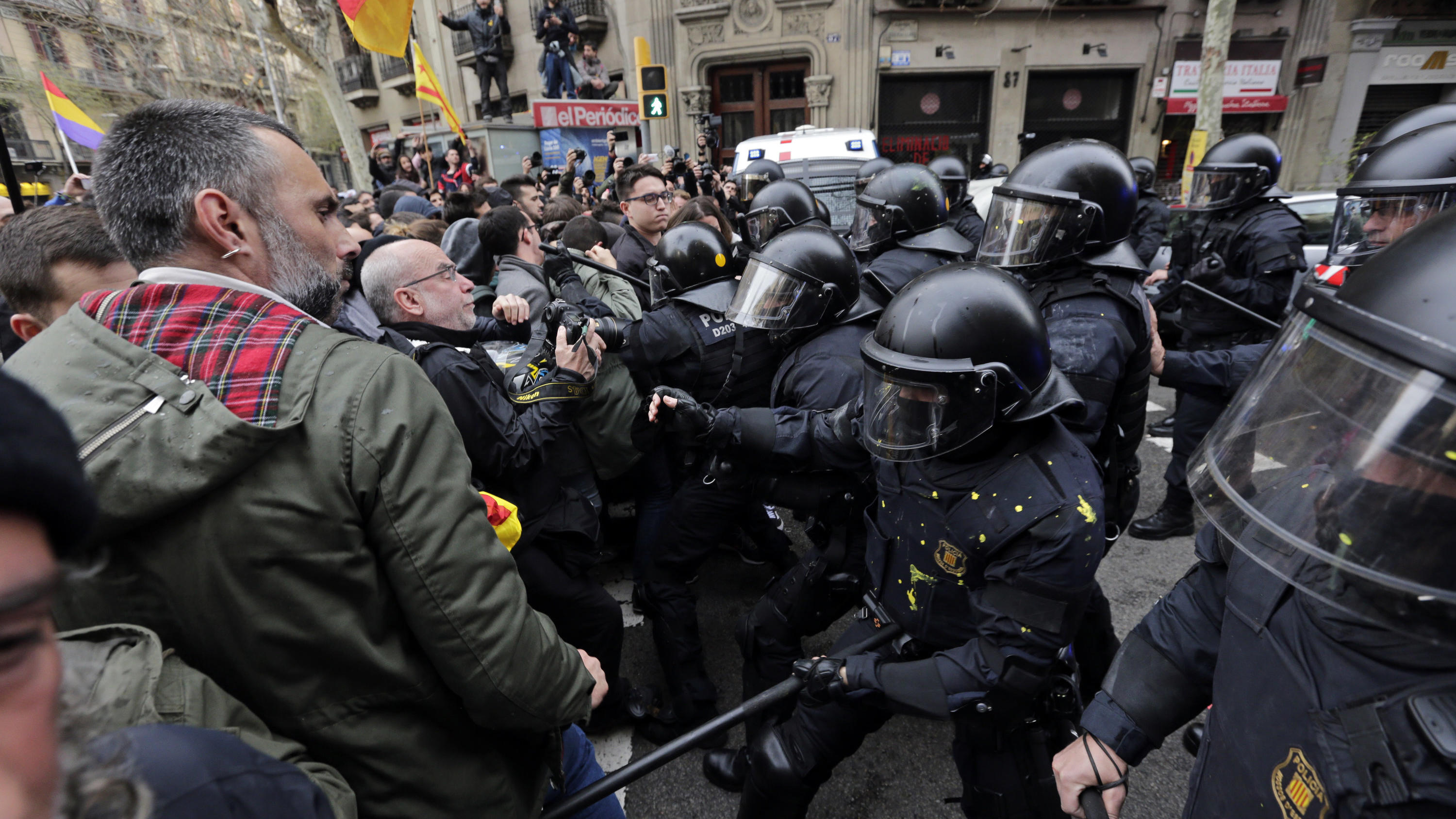 25.03.2018, Spanien, Barcelona: Polizisten stoßen mit Demonstranten zusammen, die für die Unabhängigkeit Kataloniens sind, und in Richtung des spanischen Regierungsgebäudes marschieren. Die Demonstranten verlangen die Entlassung katalanischer Politik