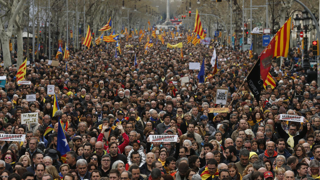 25.03.2018, Spanien, Barcelona: Demonstranten, die für die Unabhängigkeit Kataloniens sind, marschieren durch die Stadt und verlangen die Entlassung katalanischer Politiker, die seit der Unabhängigkeitserklärung Kataloniens in Haft sind. Der katalani