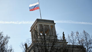 ARCHIV - ARCHIV - 20.03.2014, Berlin: Die russische Flagge weht auf dem Gebäude der russischen Botschaft in Berlin. (zu dpa «Deutschland weist vier russische Diplomaten aus» vom 26.03.2018) Foto: Britta Pedersen/dpa-Zentralbild/dpa +++ dpa-Bildfunk +++