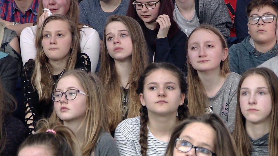 Kinder in der Mehrzweckhalle in Schmalkalden.
