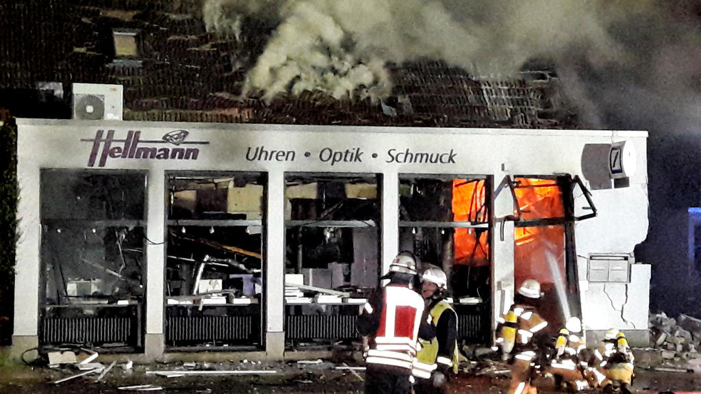 Nordrhein-Westfalen, Spenge: Gesprengter Geldautomat