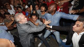 Former Brazilian president Luiz Inacio Lula da Silva (C) abandons the Metallurgical Union in Sao Bernardo do Campo, Brazil, 07 April 2018, to turn himself in to the authorities. Lula left the facilites walking amid tension caused by sympathizers who tried to prevent his exit when he was heading to a Federal Police vehicle. Lula abandons metallurgical union to turn himself in to the Police !ACHTUNG: NUR REDAKTIONELLE NUTZUNG! PUBLICATIONxINxGERxSUIxAUTxONLY Copyright: xSebastiaoxMoreirax SAO10 20180408-636587428264139592  