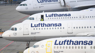 ARCHIV - 23.11.2016, Hessen, Frankfurt:  Lufthansa-Maschinen parken am Flughafen von Frankfurt am Main am Rande des Vorfeldes. Wegen des für Dienstag (10.04.2018) angekündigten Verdi-Warnstreiks an vier deutschen Flughäfen hat die Lufthansa rund die Hälfte ihrer geplanten Flüge gestrichen. (zu dpa "Lufthansa streicht 800 Flüge wegen Verdi-Warnstreiks" vom 09.04.2018) Foto: Arne Dedert/dpa +++ dpa-Bildfunk +++