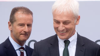 ARCHIV - 14.03.2017, Niedersachsen, Wolfsburg: Matthias Müller (r), Vorstandsvorsitzender der Volkswagen AG, und Herbert Diess, Markenvorstand Volkswagen Pkw, stehen am 14.03.2017 bei der Jahrespressekonferenz der Volkswagen AG in der Autostadt. (zu dpa "Kreise: VW-Markenchef Diess soll Konzernchef Müller ablösen" vom 10.04.2018) Foto: Julian Stratenschulte/dpa +++ dpa-Bildfunk +++