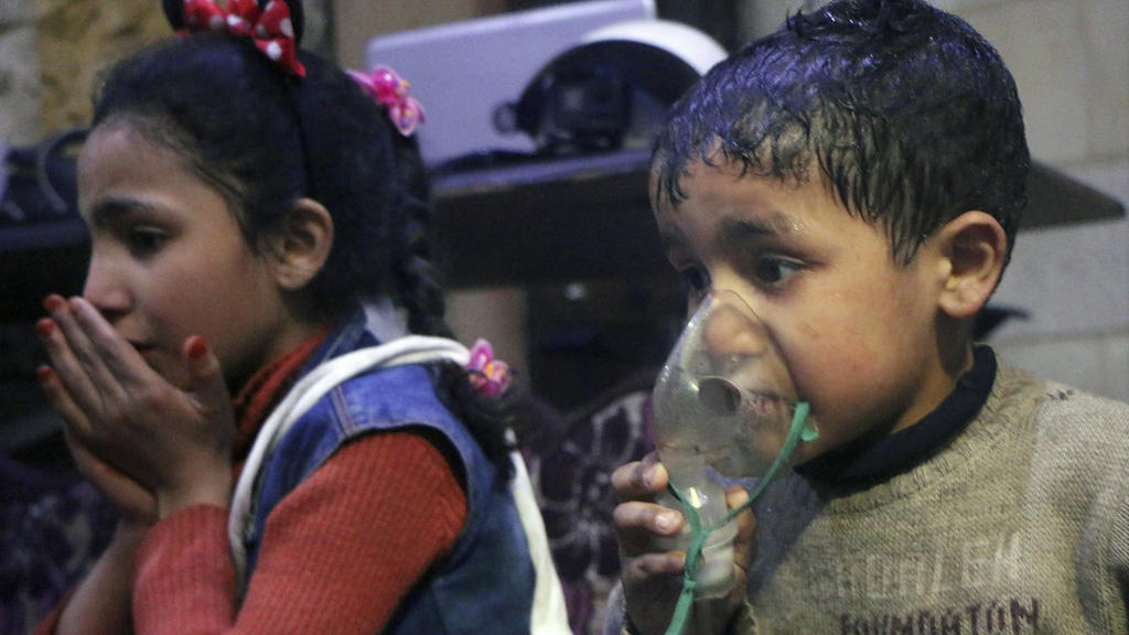 HANDOUT - 08.04.2018, Syrien, Duma: Dieses vom Syrischen Zivilschutz, genannt «Weißhelme», zur Verfügung gestellte Bild zeigt einen Junge, der ein Beatmungsgerät über den Mund hält. Bei Angriffen der syrischen Armee auf die letzte verbliebene Rebelle