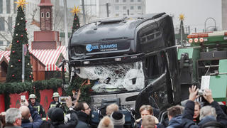 ARCHIV - 20.12.2016, Berlin: Schaulustige und Reporter stehen vor dem LKW am Weihnachtsmarkt am Breitscheidplatz in Berlin. Rund 15 Monate nach dem Terroranschlag auf einen Berliner Weihnachtsmarkt ist jetzt eine zentrale Anlaufstelle für Opfer beim Bund eingerichtet worden. (zu "Nach Berliner Terroranschlag: Zentrale Anlaufstelle für Opfer" vom 25.03.2018) Foto: Michael Kappeler/dpa +++ dpa-Bildfunk +++