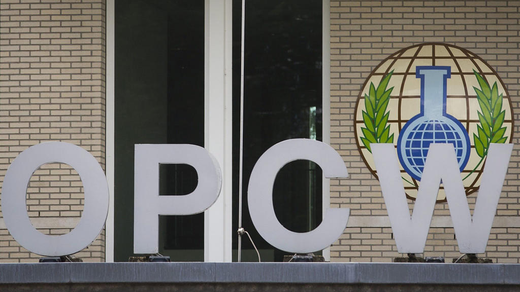 ARCHIV - 31.08.2013, Niederlande, Den Haag: Das Logo der Organisation für das Verbot von Chemiewaffen (OPCW) am Sitz der OPCW. (zu dpa "OPCW schickt Experten ins syrische Duma " am 10.04.2018) Foto: Evert-Jan Daniels/ANP /dpa +++ dpa-Bildfunk +++