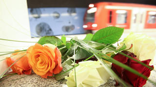 Blumen nach tödlichem Attentat im Hamburger S-Bahnsteig Jungfernstieg