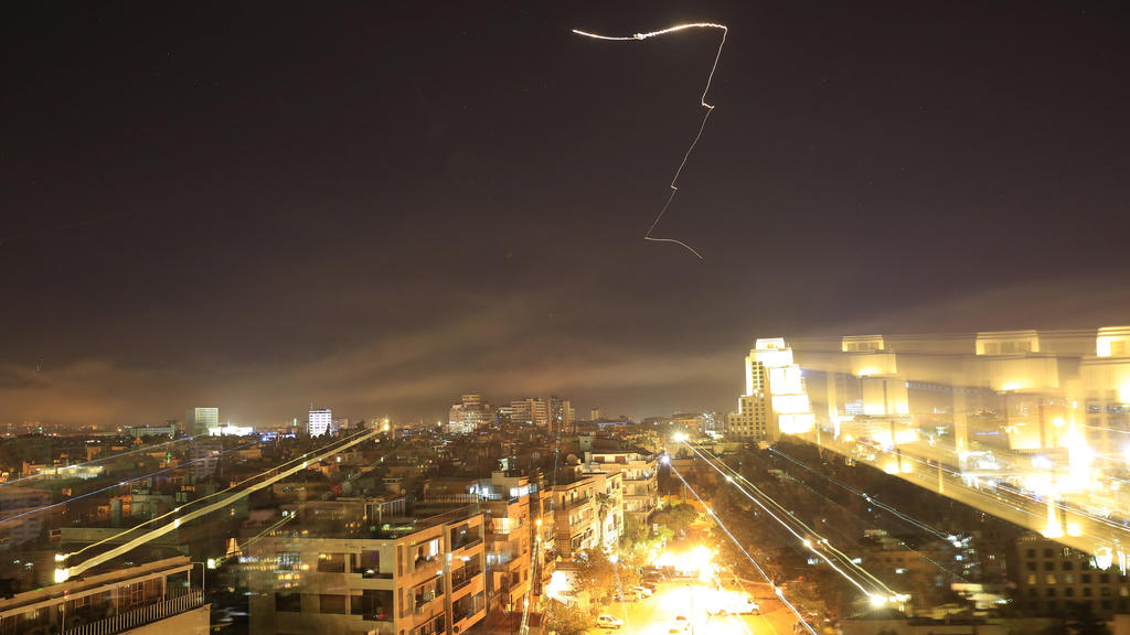 Ein Leuchtstreif ist bei einem Luftangriff am Himmel über Damaskus zu sehen. Die USA, Frankreich und Großbritannien haben in der Nacht zu Samstag mit Militärschlägen gegen Syrien begonnen.