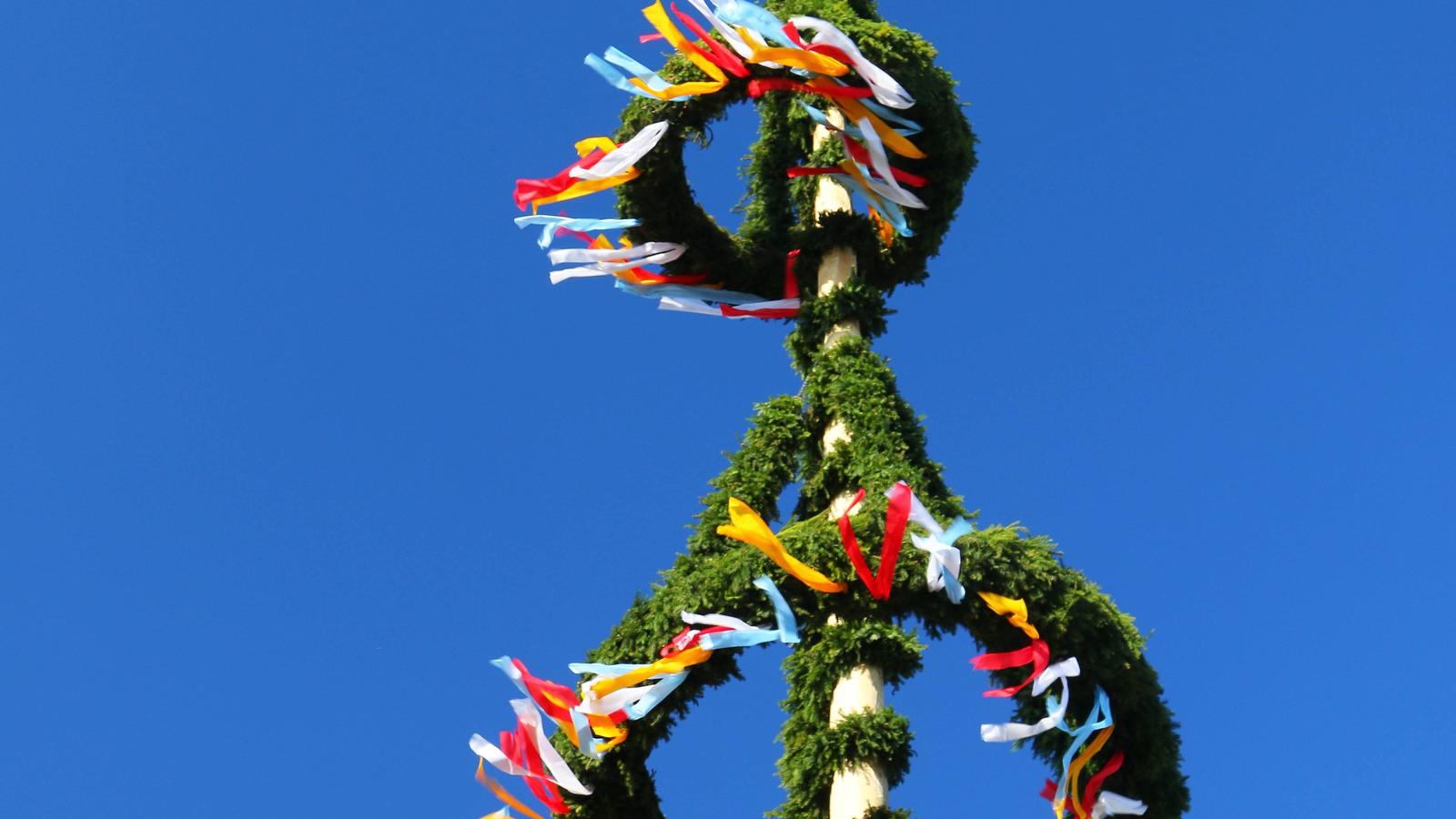(Symbolbild) In einigen Orten Deutschland gehört das Aufstellen eines Maibaums zum 1. Mai zur Tradition.