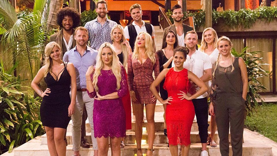 Das Paradise wartet: 14 Singles sind die ersten Teilnehmer für "Bachelor in Paradise".v.l. Saskia, Marvin, Christian, Oliver, Carolin, Lina, Johannes, Everlyn, Yeliz, Domenico, Pam, Philipp, Erika und Carina