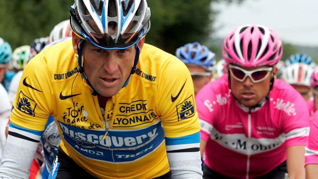 ARCHIV - Der US-Amerikaner Lance Armstrong (l) vom Team Discovery neben seinem Hauptkontrahenten Jan Ullrich vom Team T-Mobile bei der Tour de France im Jahr 2005 (Archivfoto vom 06.07.2005). In den Jahren 2000, 2001 und 2003 war Ullrich jeweils Tour