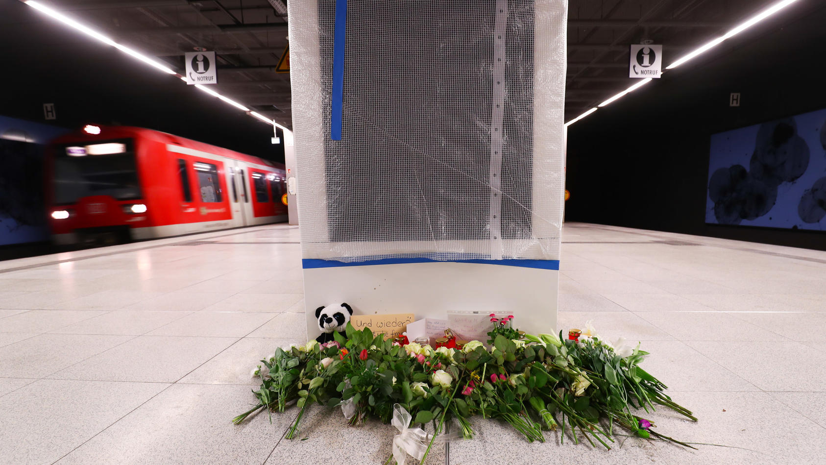 Hamburg: Blumen, Briefe und ein Stofftier liegen auf dem S-Bahnsteig Jungfernstieg.
