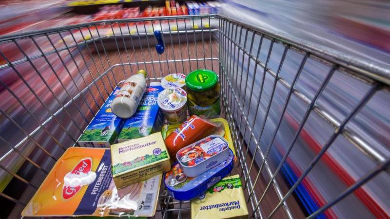 Beim Einkauf greifen Verbraucher häufiger zu höherwertigen Produkten. Lebensmittelhändler haben daher den Preiskampf aufgegeben. Foto: Jens Büttner