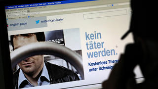 ARCHIV - 07.02.2013, Mecklenburg-Vorpommern, Rostock: Ein Mann schaut auf die Homepage des Präventionsprojektes «Kein Täter werden».  Vorbeugende Therapien für Männer mit pädophilen Neigungen erweisen sich den Anbietern zufolge in vielen Fällen als wirksam. (zu "Pädophilie: Vorbeugende Therapie von Männern meist wirksam" vom 25.04.2018) Foto: Bernd Wüstneck/dpa-Zentralbild/dpa +++ dpa-Bildfunk +++