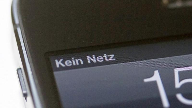 Die Aufschrift "Kein Netz" ist auf dem Bildschirm eines Mobiltelefons zu sehen.