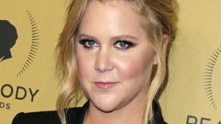ARCHIV - 31.05.2015, USA, New York: Hollywood-Komikerin Amy Schumer kommt zur Verleihung des 74. Peabody Awards. (zu dpa «Amy Schumer bei Oprah: Mein Ex-Freund warf mich auf eine Motorhaube» vom 27.04.2018) Foto: Peter Foley/EPA/dpa +++ dpa-Bildfunk +++
