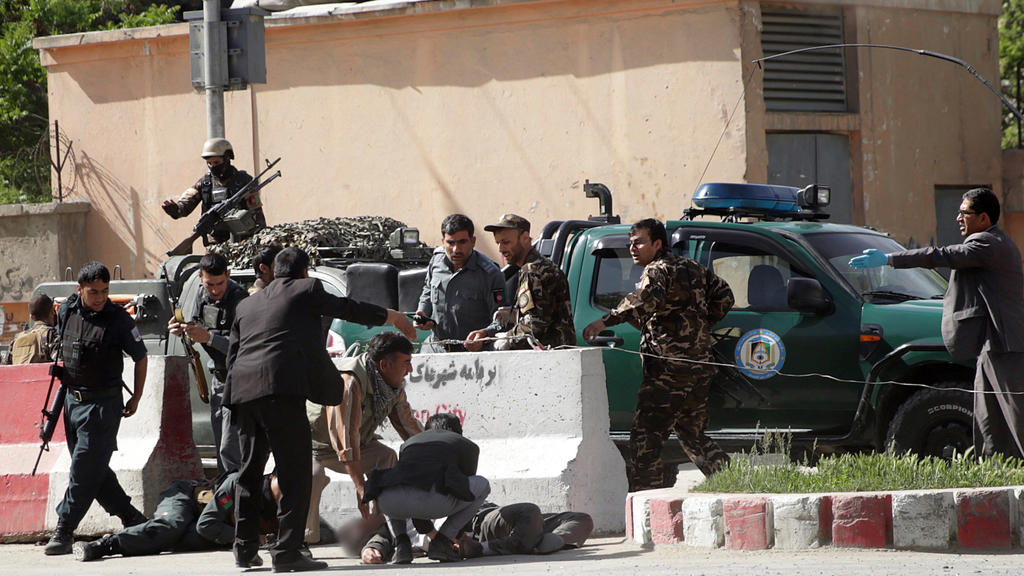 30.04.2018, Afghanistan, Kabul: Sicherheitskräfte versorgen Opfer nach Explosionen. Bei zwei Explosionen in der afghanischen Hauptstadt Kabul sind mindestens sieben Menschen getötet und 20 weitere verletzt worden. Einem Polizeisprecher zufolge soll e