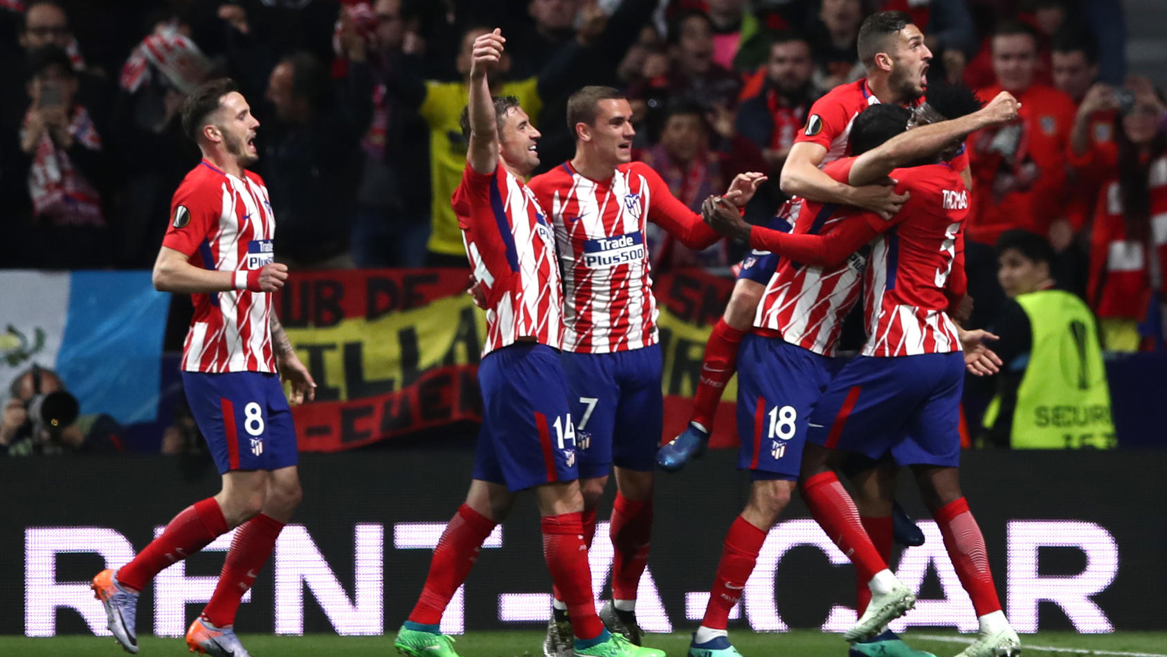 Die Spieler von Atletico Madrid bejubeln mit Torschütze Diego Costa den Treffer zum entscheidenden 1:0 gegen den FC Arsenal.