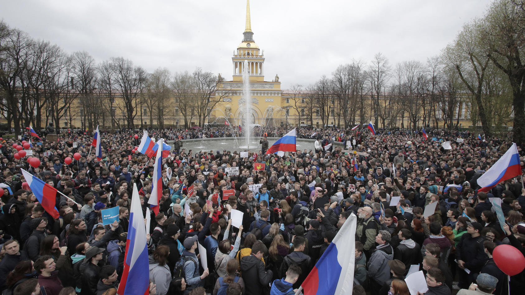 Auch in St. Petersburg gingen Tausende gegen Wladimir Putin auf die Straße.