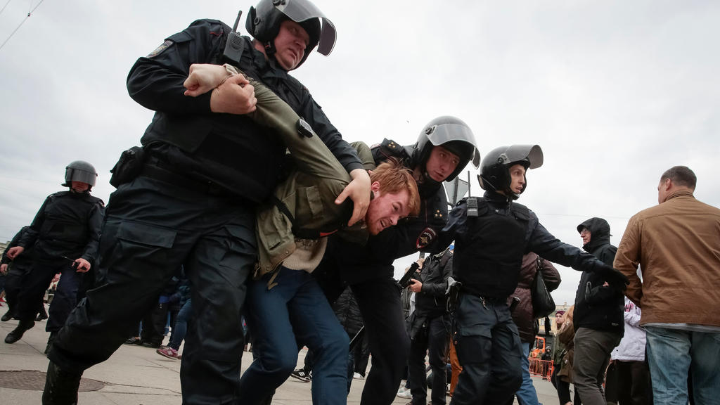 Policemen detain an opposition supporter during a protest ahead of President Vladimir Putin's inauguration ceremony, in St. Petersburg, Russia May 5, 2018. REUTERS/Anton Vaganov