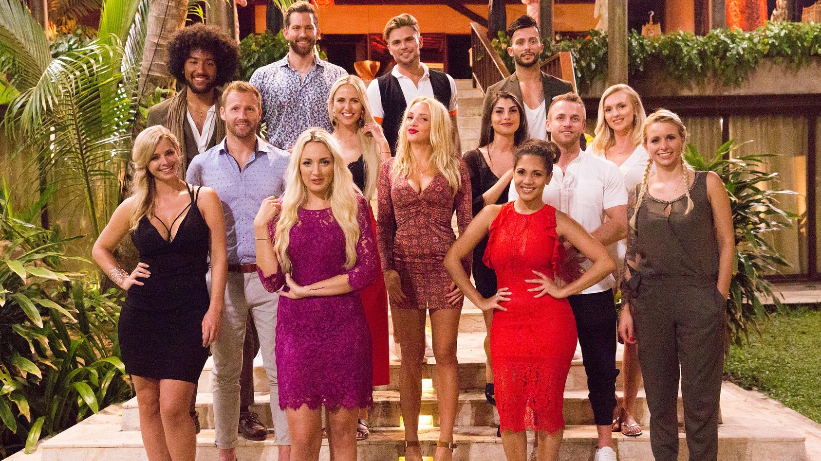 Diese 14 Singles sind die ersten Paradies-Bewohner. v.l. Saskia, Marvin, Christian, Oliver, Carolin, Lina, Johannes, Evelyn, Yeliz, Domenico, Pam, Philipp, Erika und Carina